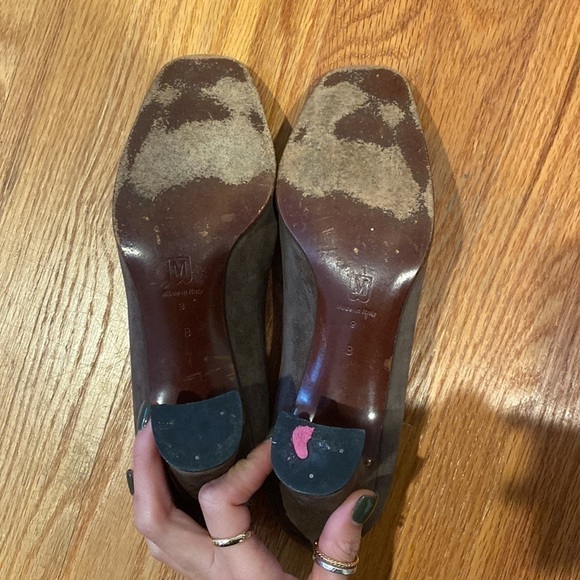 Bruno Magli brown suede pumps. Size 8 - Picture 4 of 5